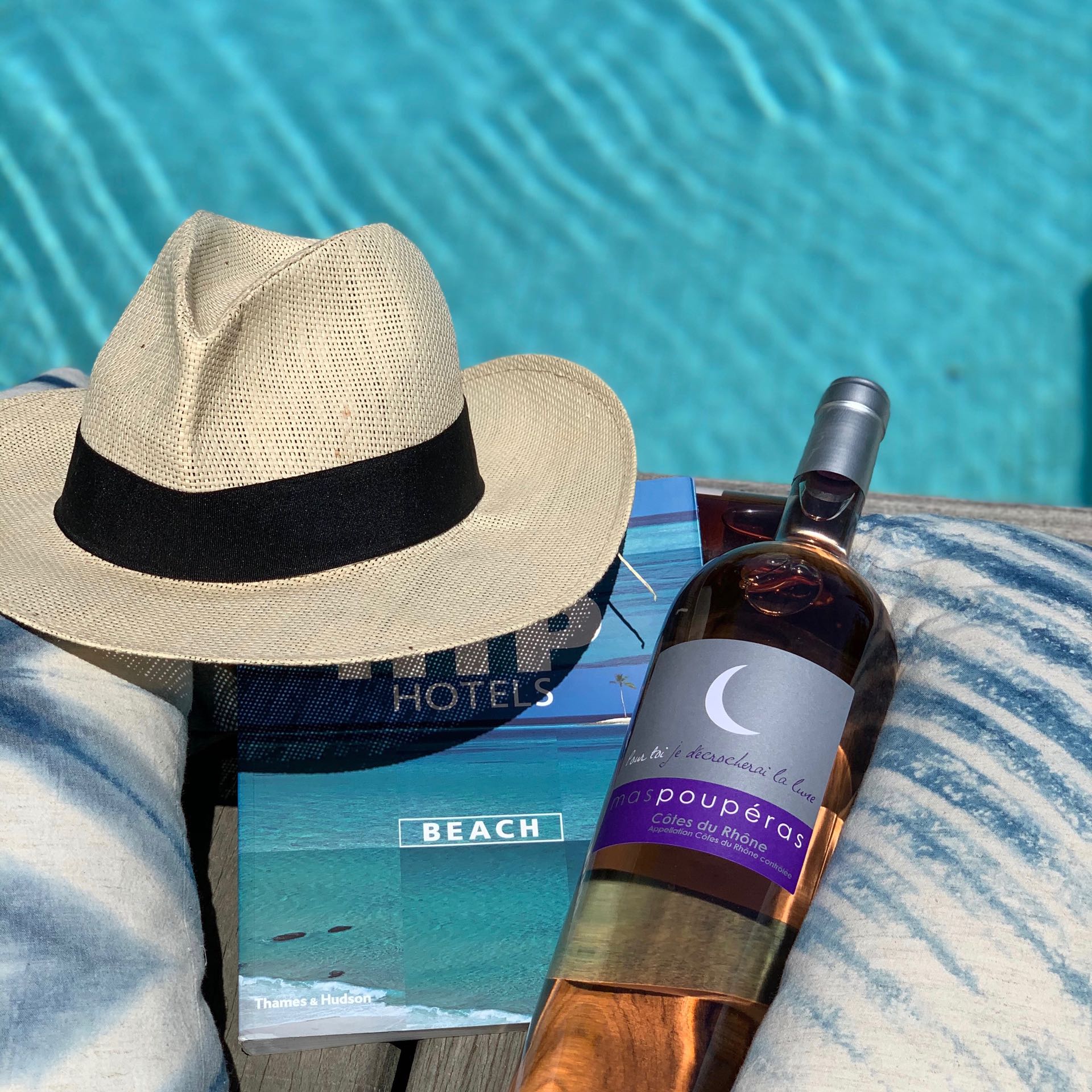 Pool hat book and wine rosé de Provence